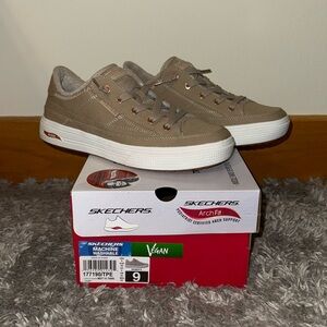 Skechers Women’s Arch Fit Taupe Arcade Meet Ya There Size 9